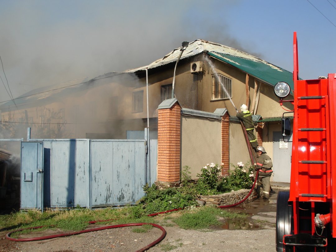 Пожар на территории частного домовладения в Цимлянском районе