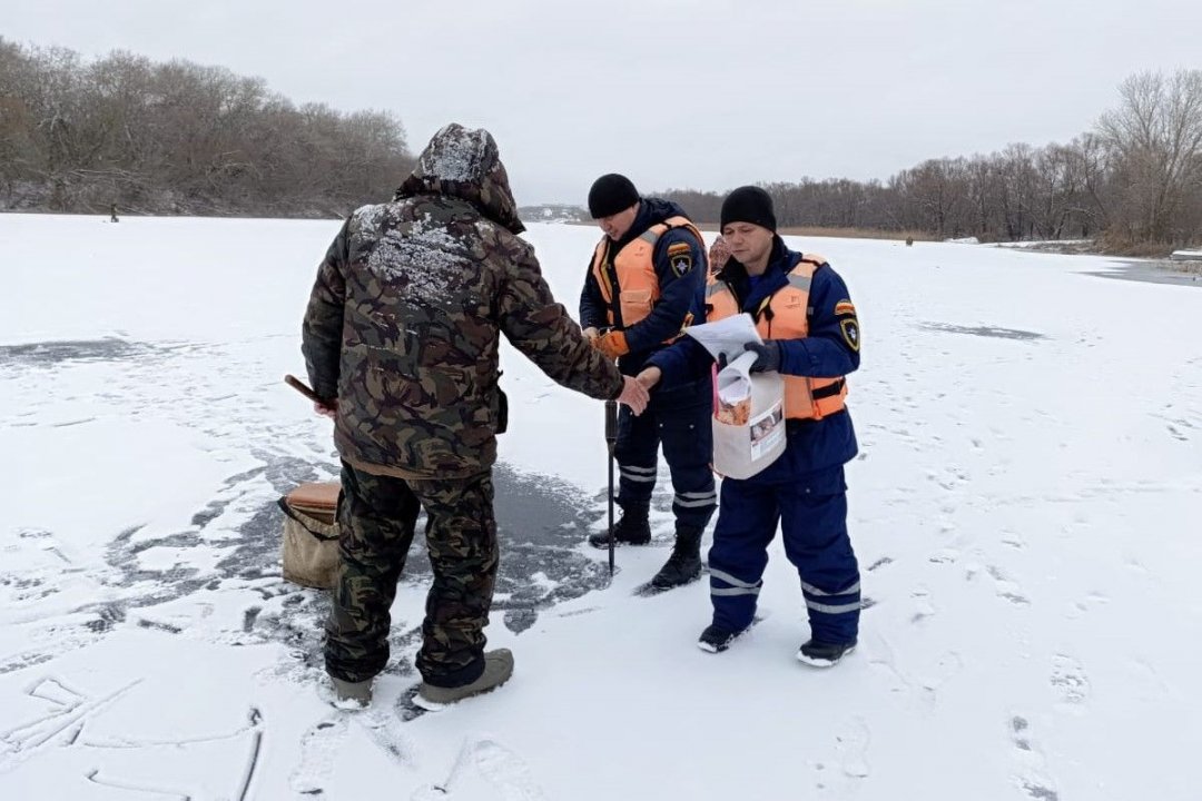 Областные спасатели пришли на помощь рыбакам